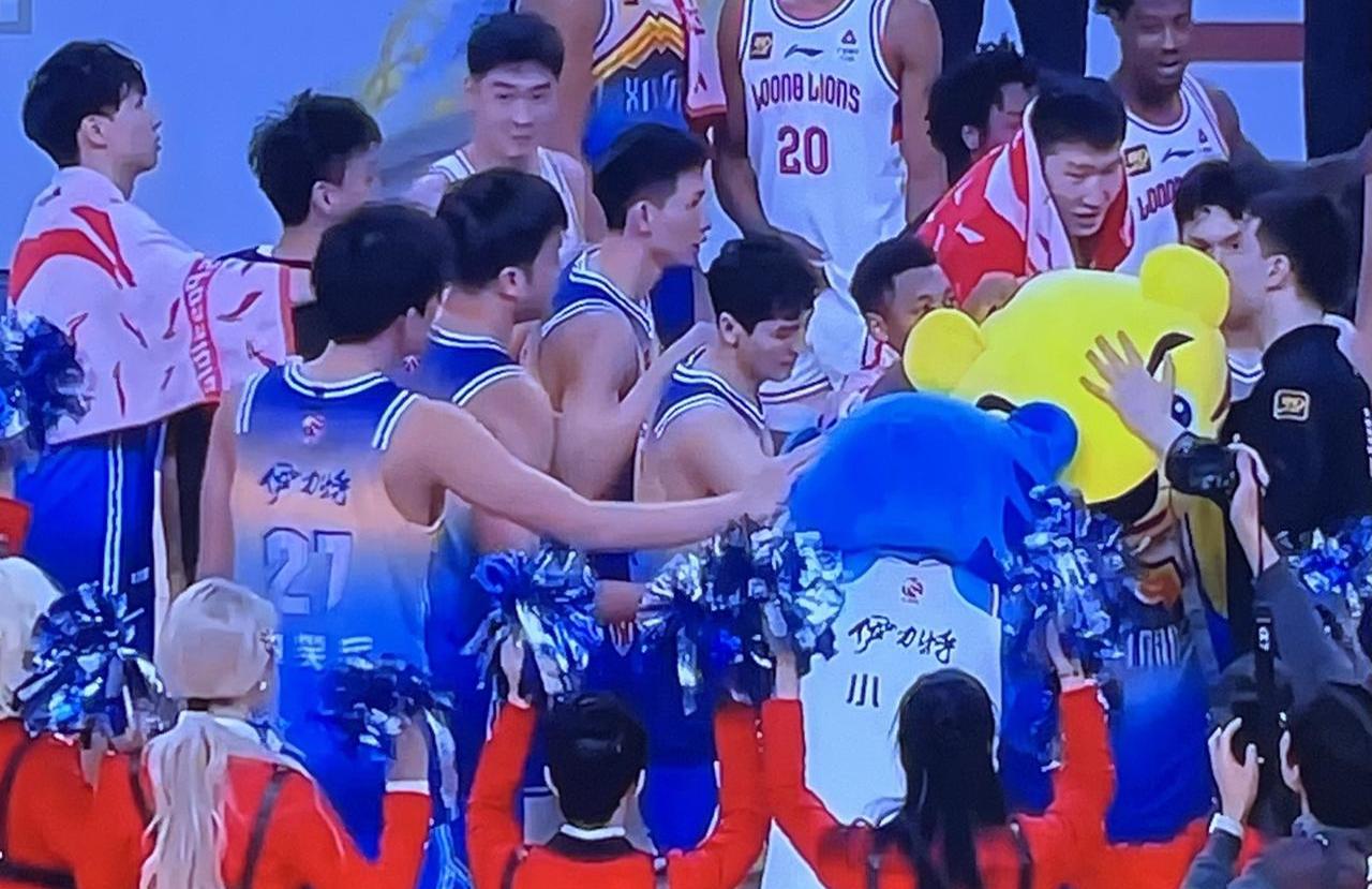 包含新疆男篮遭遇广州队，实力均衡充满对抗的词条