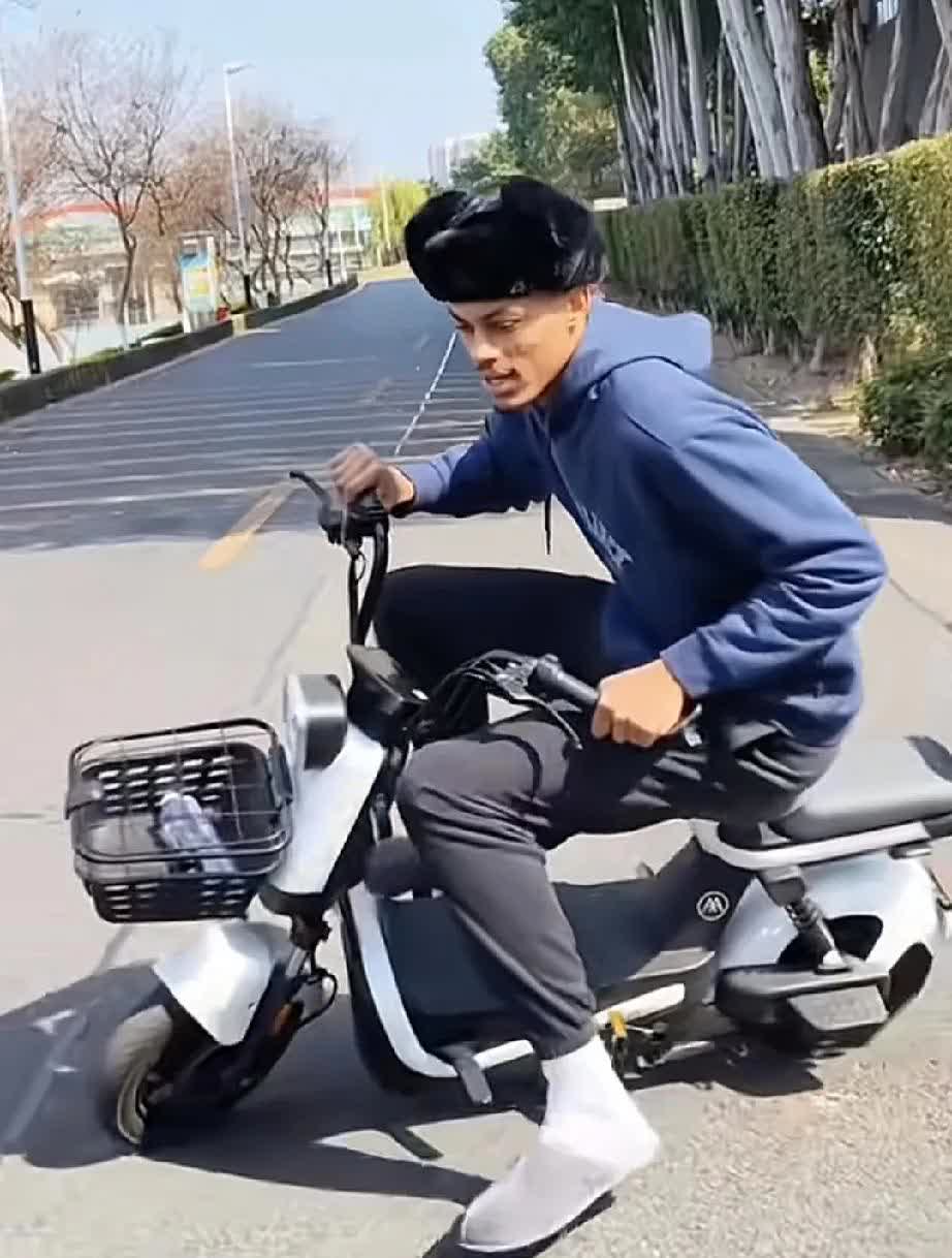 包含广东外援贝兹利突发受伤倒地无奈坐轮椅离场的词条