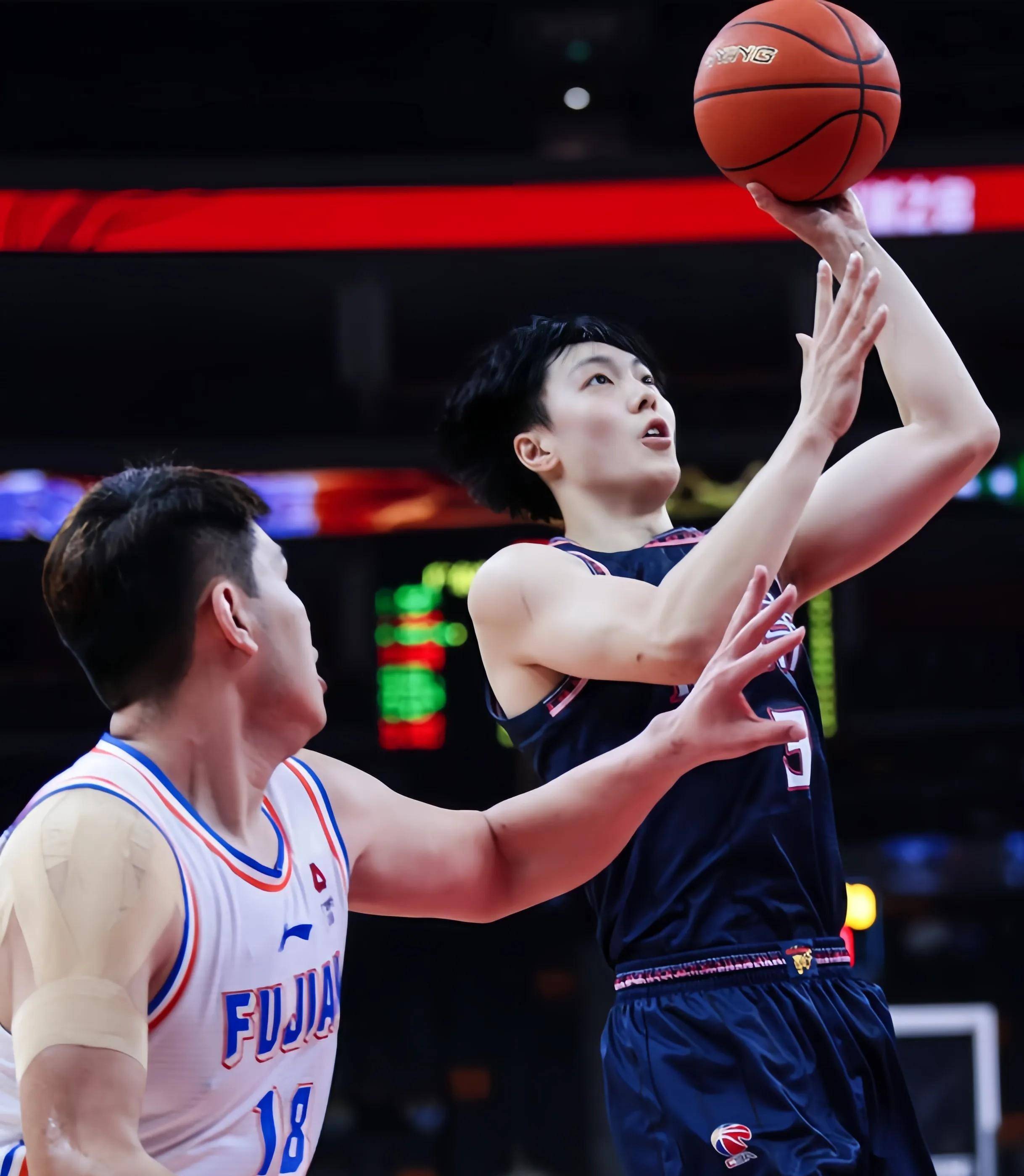 福建男篮迎战北京北控，实力对比激烈